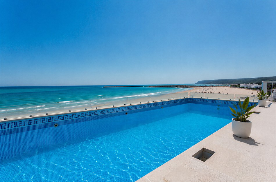 Piscina en la azotea del edificio con vistas al mar